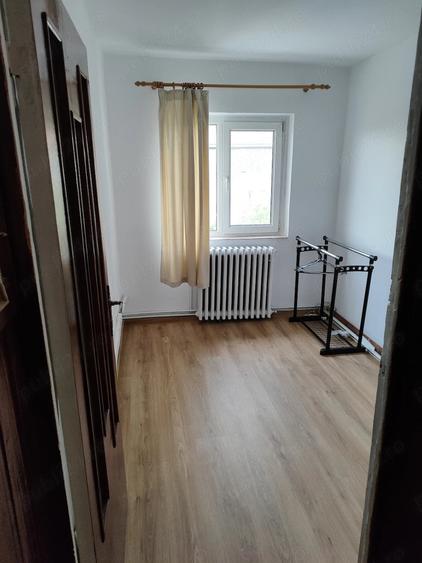 Apartament cu 3 camere decomandat în Lipovei