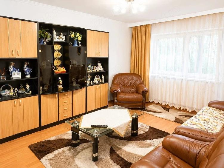 Apartament cu 3 camere decomandat în Faleza Nord