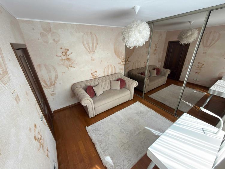 Apartament cu 3 camere decomandat în Europa
