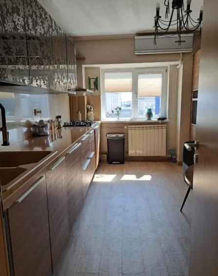 Apartament cu 4 camere semidecomandat în Calea Victoriei