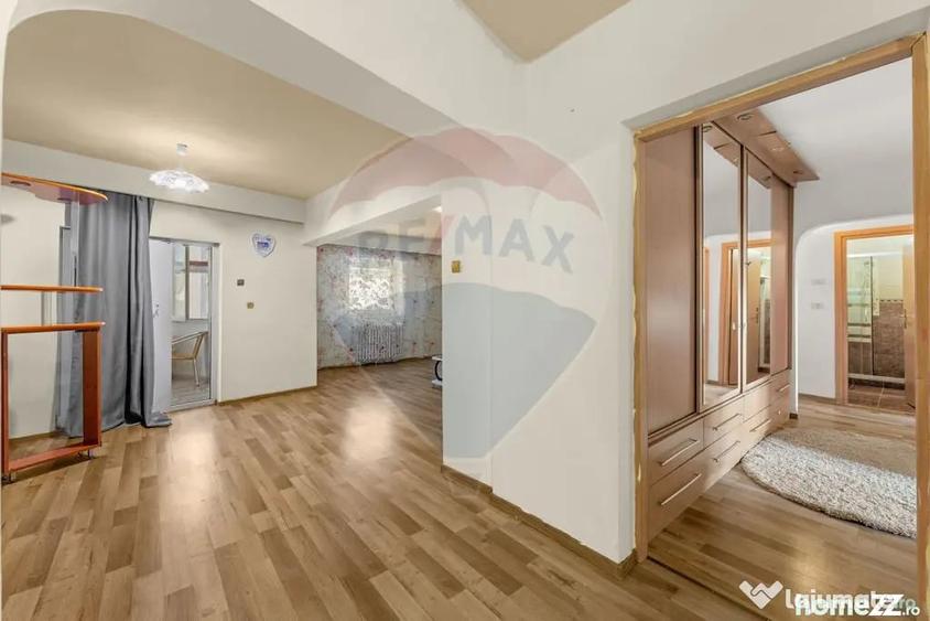 Apartament cu 4 camere decomandat în Intim