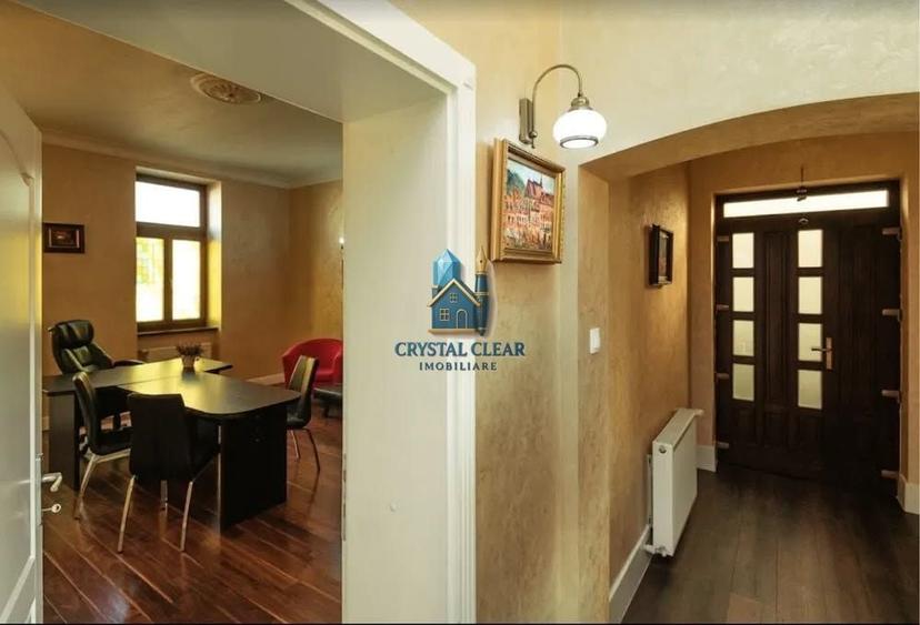 Casă individuală cu 13 camere cu Canalizare în Central