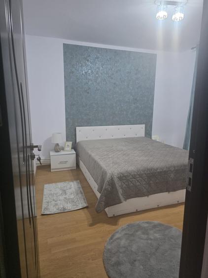 Inchiriez apartament cu 2 camere decomandat zona bazar gata de mutat - 1
