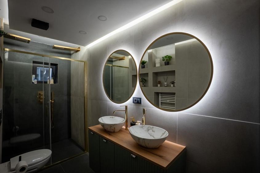 Apartament cu 5 camere decomandat, mobilat în Magheru