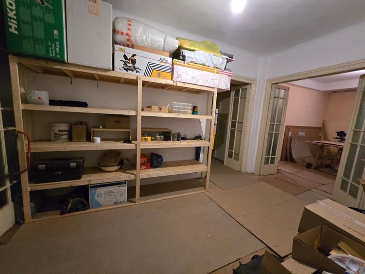 Apartament cu 4 camere semidecomandat în Armeneasca