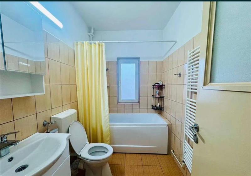 Casă cu 10 camere cu Canalizare în Est