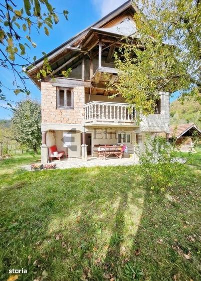 Casă cu 4 camere în Muncelu