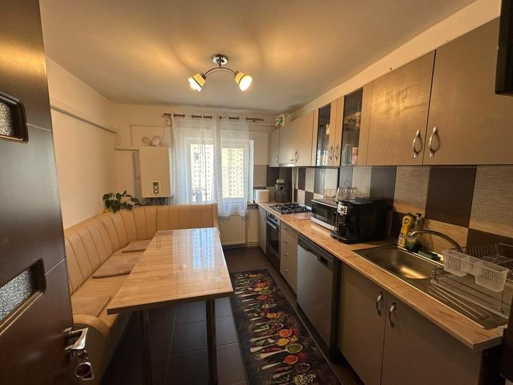Apartament cu 3 camere decomandat, mobilat în Craiovița Nouă
