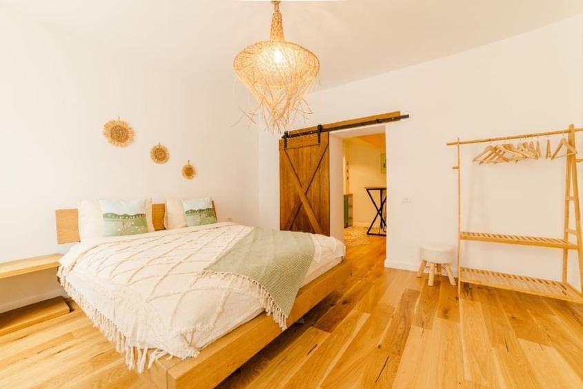 Apartament cu 2 camere semidecomandat, mobilat în Centrul Istoric