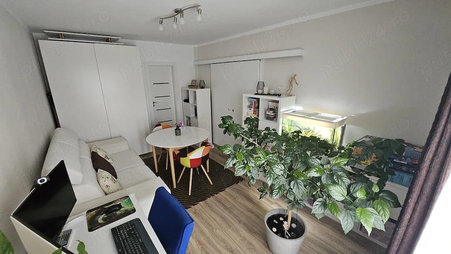 Apartament cu 4 camere decomandat în Noua