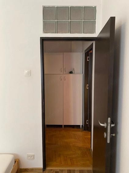 Apartament cu 3 camere semidecomandat în Calea Victoriei