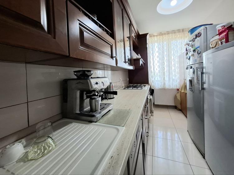 Apartament cu 5 camere decomandat, mobilat în Colentina