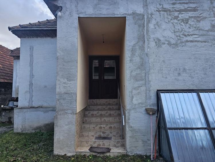 Casă individuală cu 4 camere cu Teren 2500 Mp în Vărzarii de Jos