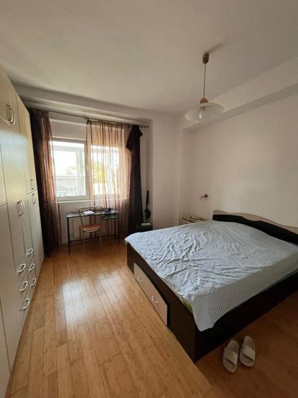 Apartament cu 4 camere semidecomandat în P-ța Romană