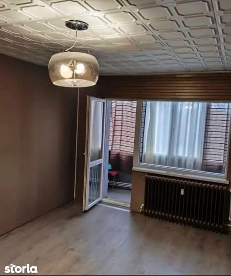 Apartament cu 3 camere semidecomandat în Podu Roș