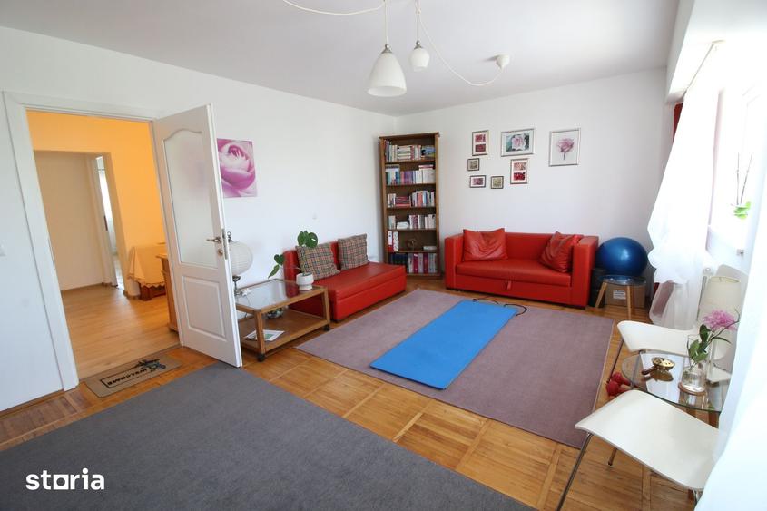 Apartament cu 4 camere decomandat în Piața Centrală