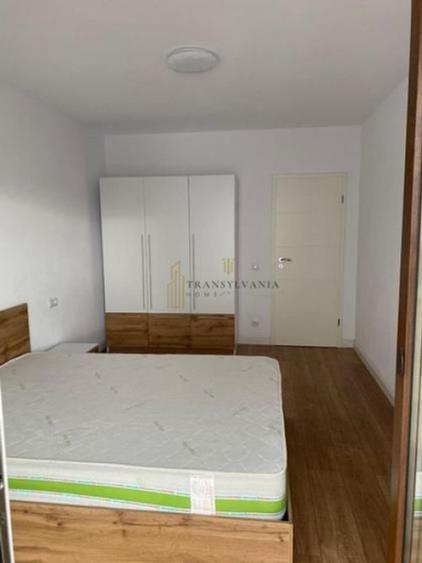 Apartament cu 3 camere semidecomandat, mobilat în Central