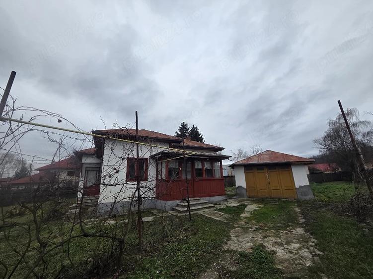 Casă cu 5 camere cu Teren 1000 Mp în Central