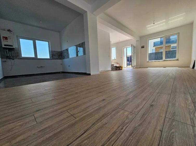 Duplex cu 4 camere cu Canalizare în Popas Păcurari