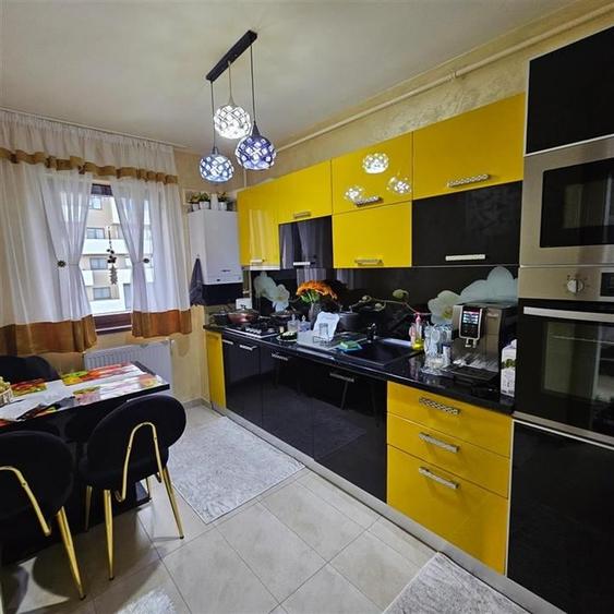 Apartament cu 3 camere decomandat în Noua