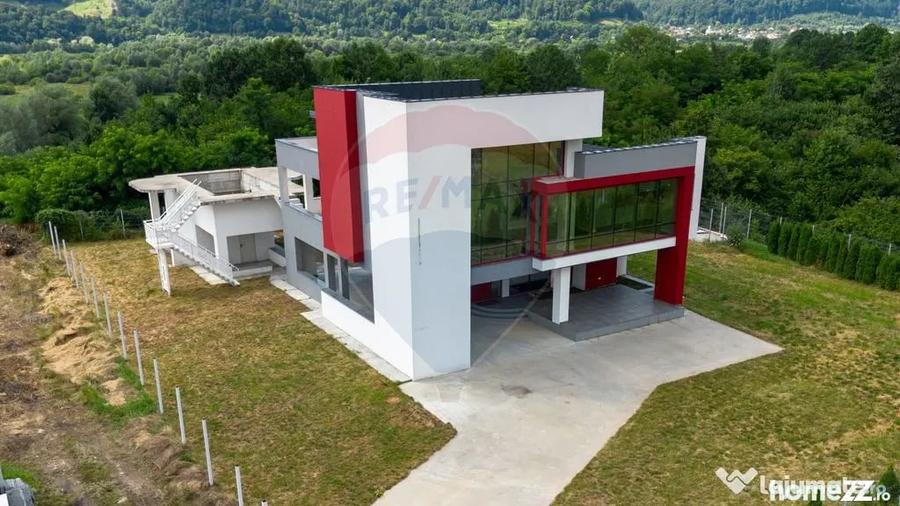 Casă cu 5 camere cu Teren 1600 Mp în Bistrița