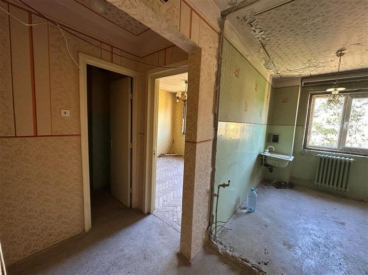 Apartament cu 3 camere semidecomandat în Micro II