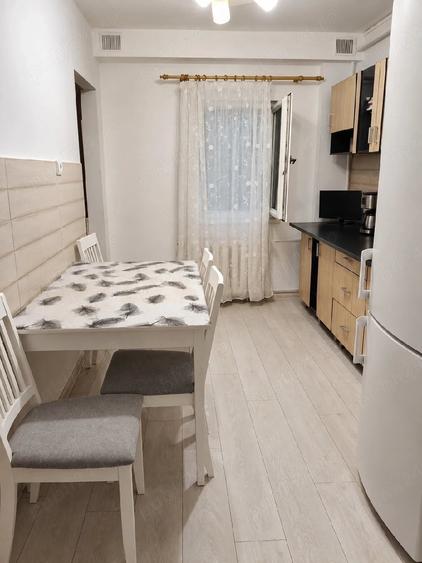 Apartament cu 3 camere semidecomandat în Lipovei