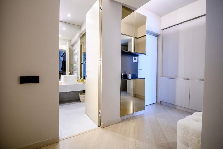 Apartament cu 3 camere semidecomandat, mobilat în Central