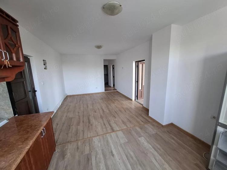 Apartament cu 4 camere semidecomandat în Pârneava