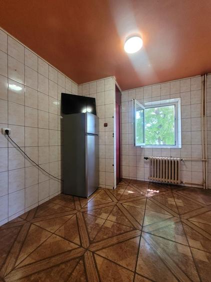 Apartament cu 3 camere semidecomandat în Inel II