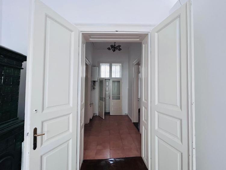 Birou, de 104 mp, în Central