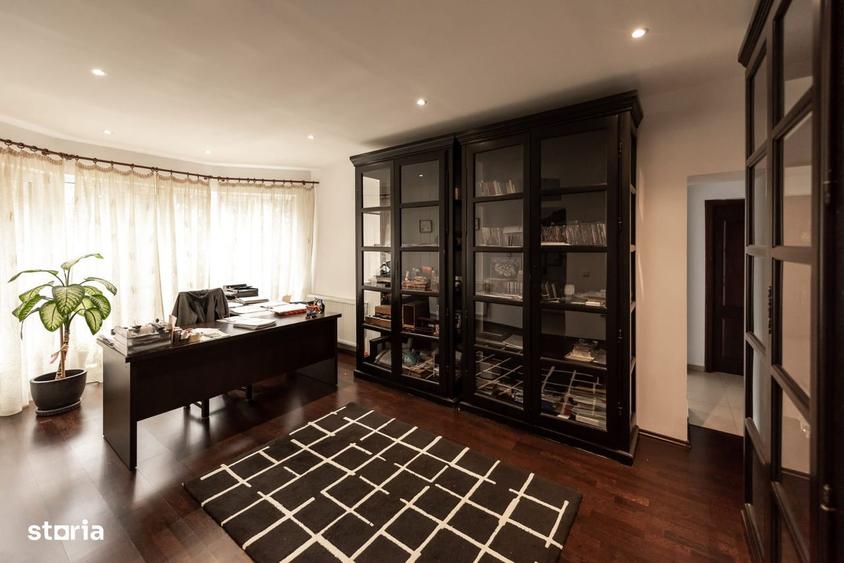 Casă cu 9 camere cu Teren 1400 Mp în Central