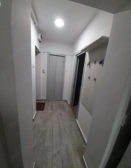 Apartament cu 3 camere decomandat în Cornișa