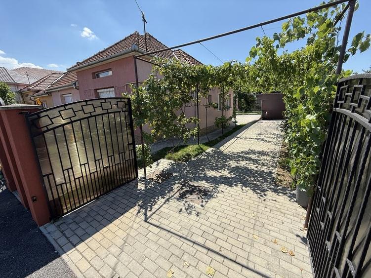 Casă cu 4 camere în Careiului