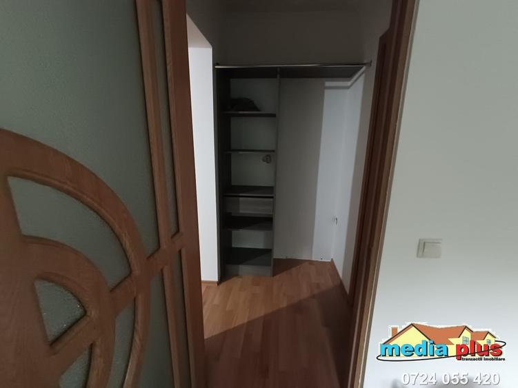Apartament cu 3 camere semidecomandat în Micro 17