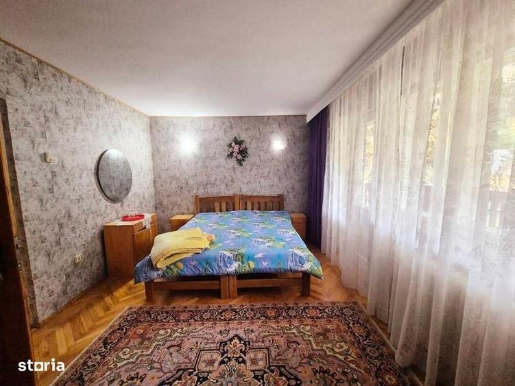 Casă cu 4 camere decomandat în Central