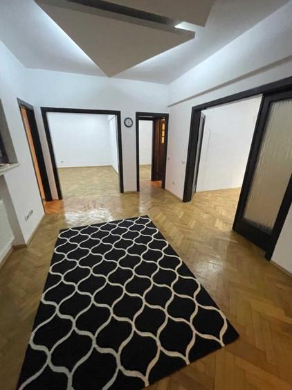 Apartament cu 4 camere decomandat în Armeneasca