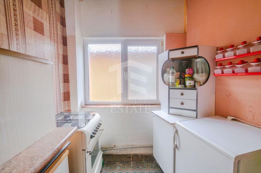 Apartament cu 3 camere semidecomandat, mobilat în Dâmbovița