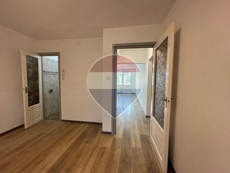 Apartament cu 4 camere decomandat în Craiter