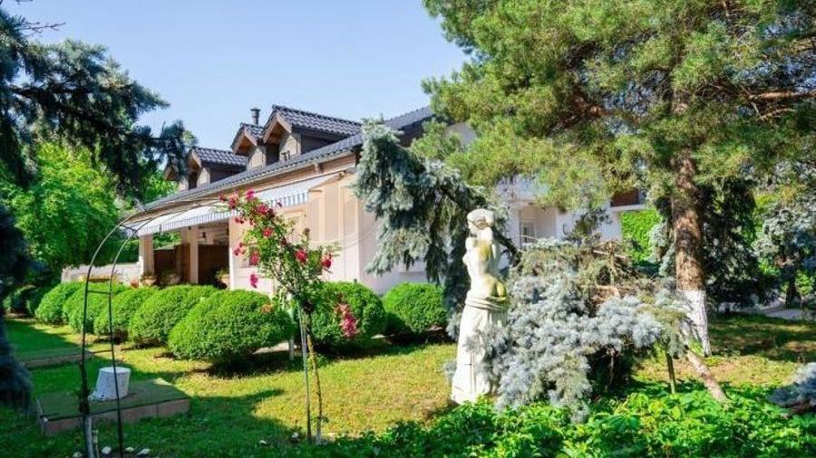 Casă individuală cu 9 camere cu Piscina în Central