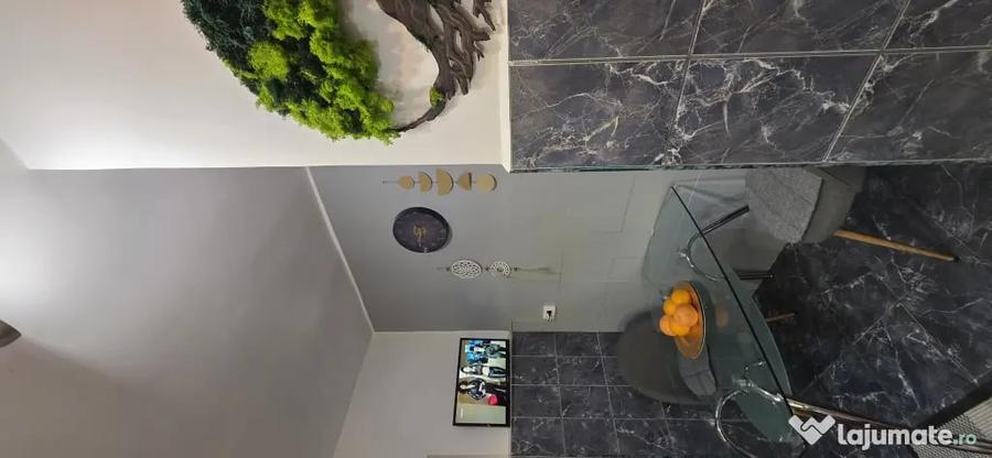 Apartament cu 3 camere decomandat, mobilat în Central