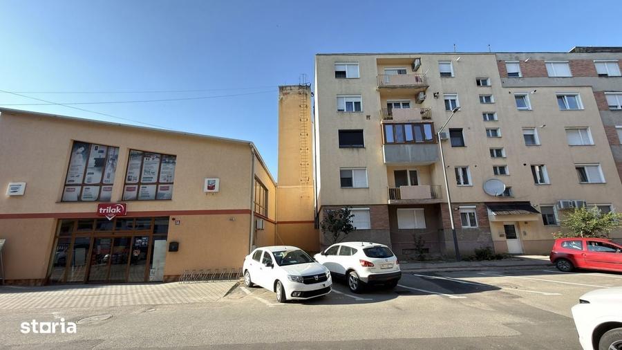 Apartament cu 3 camere semidecomandat în Central