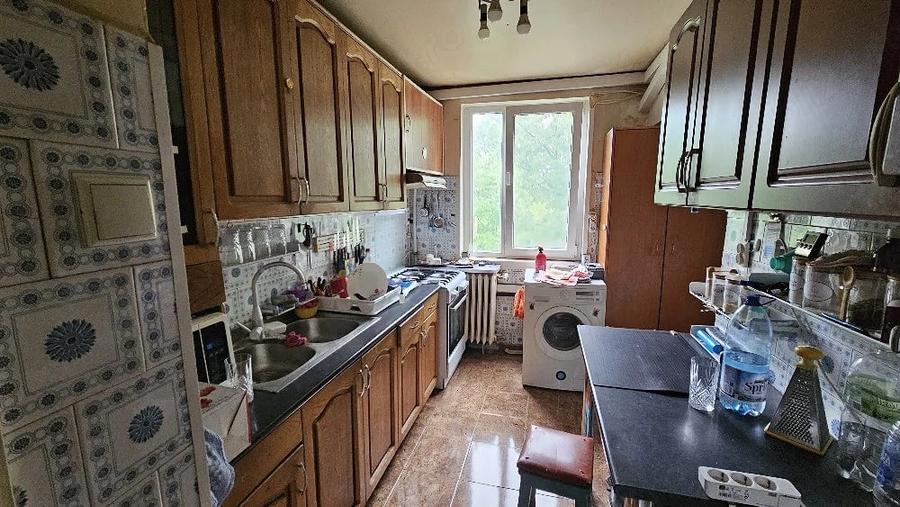 Apartament cu 3 camere decomandat în Alexandriei