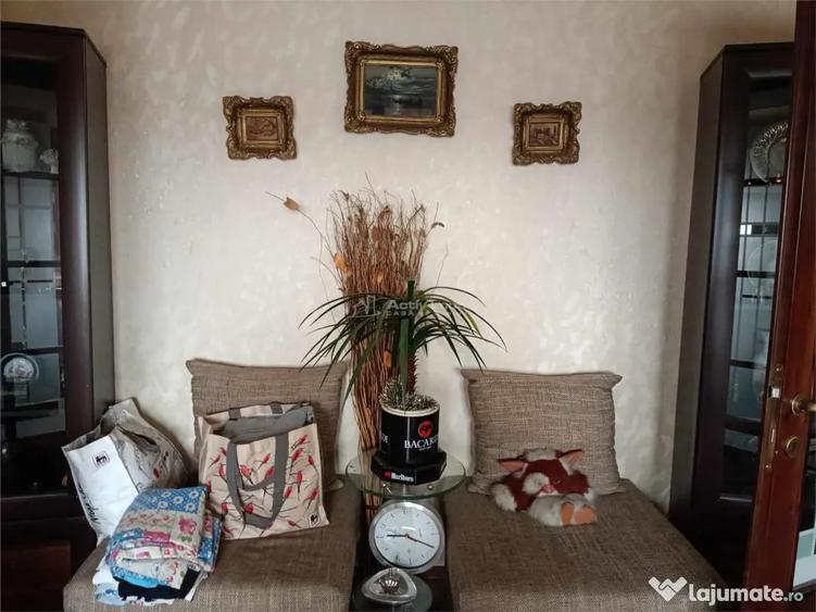 Apartament cu 3 camere semidecomandat, mobilat în Progresul