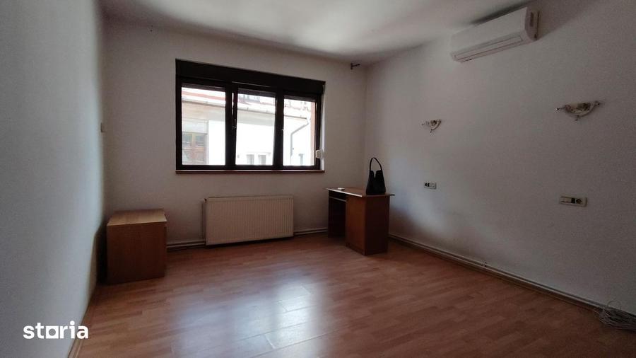 Apartament cu 4 camere decomandat în Cotroceni