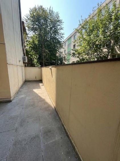 Apartament cu 3 camere semidecomandat în Dorobanți