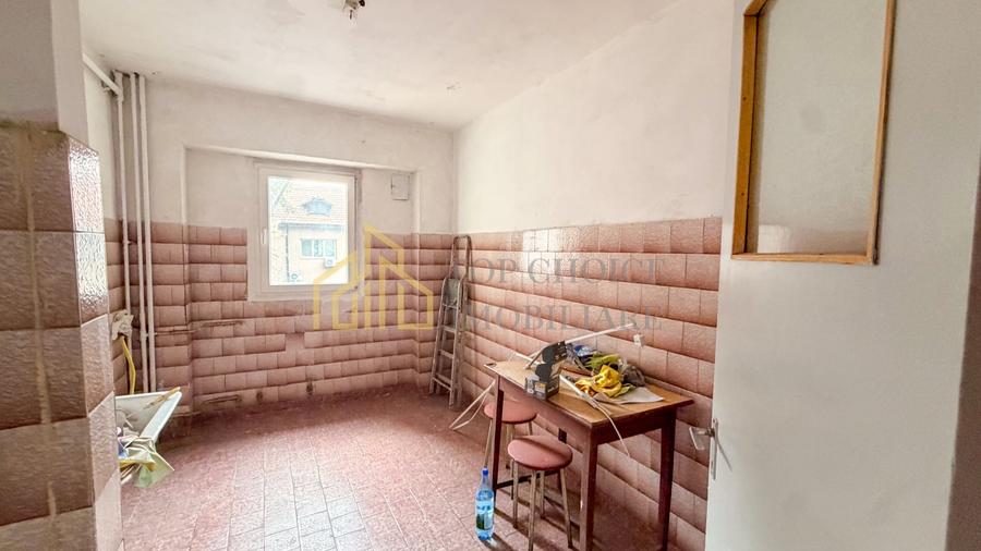 Apartament cu 3 camere semidecomandat, mobilat în Tei