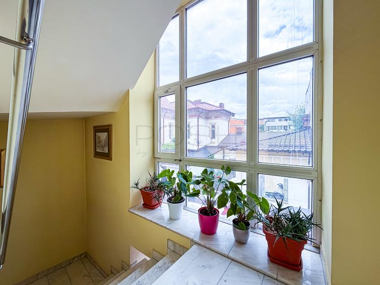 Casă individuală cu 12 camere cu Canalizare în Calea Plevnei