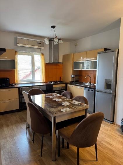 Apartament cu 3 camere decomandat, mobilat în Dumbrăvița