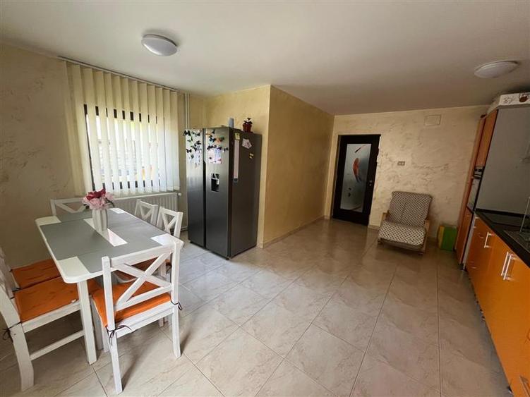 Casă individuală cu 5 camere cu Teren 273 Mp în Periferie